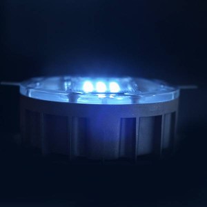 Najezdniowy aktywny PEO aluminiowy wpuszczany, solar, biało-biały
